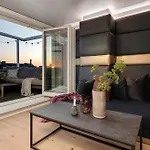 Leilighet Two Bedroom Penthouse With Large Living And Rooftop In The Centre Of *