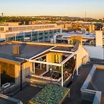Two Bedroom Penthouse With Large Living And Rooftop In The Centre Of *