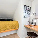 Two Bedroom Penthouse With Large Living And Rooftop In The Centre Of Leilighet