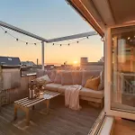 Leilighet Two Bedroom Penthouse With Large Living And Rooftop In The Centre Of *