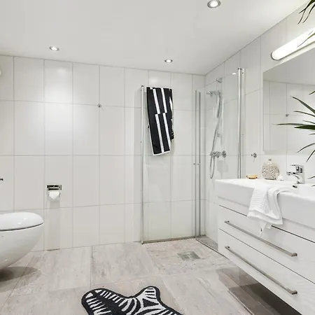 Two Bedroom Penthouse With Large Living And Rooftop In The Centre Of Apartment *