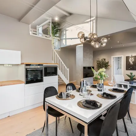 Appartamento Two Bedroom Penthouse With Large Living And Rooftop In The Centre Of