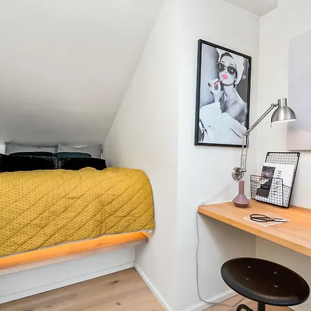 Two Bedroom Penthouse With Large Living And Rooftop In The Centre Of Appartamento