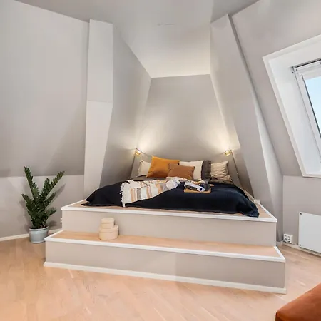 Two Bedroom Penthouse With Large Living And Rooftop In The Centre Of Appartamento *
