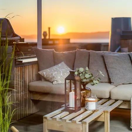 Two Bedroom Penthouse With Large Living And Rooftop In The Centre Of *