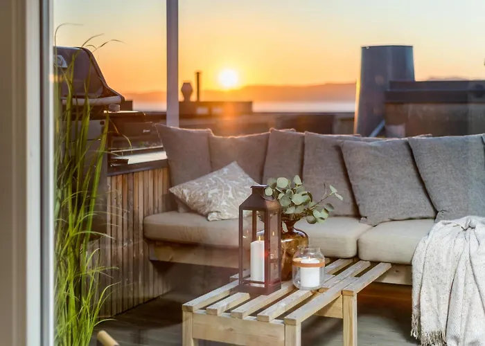 Two Bedroom Penthouse With Large Living And Rooftop In The Centre Of *