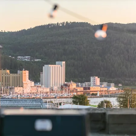 Two Bedroom Penthouse With Large Living And Rooftop In The Centre Of Apartment