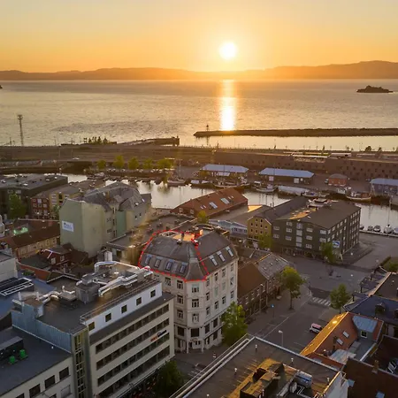 Two Bedroom Penthouse With Large Living And Rooftop In The Centre Of Apartment